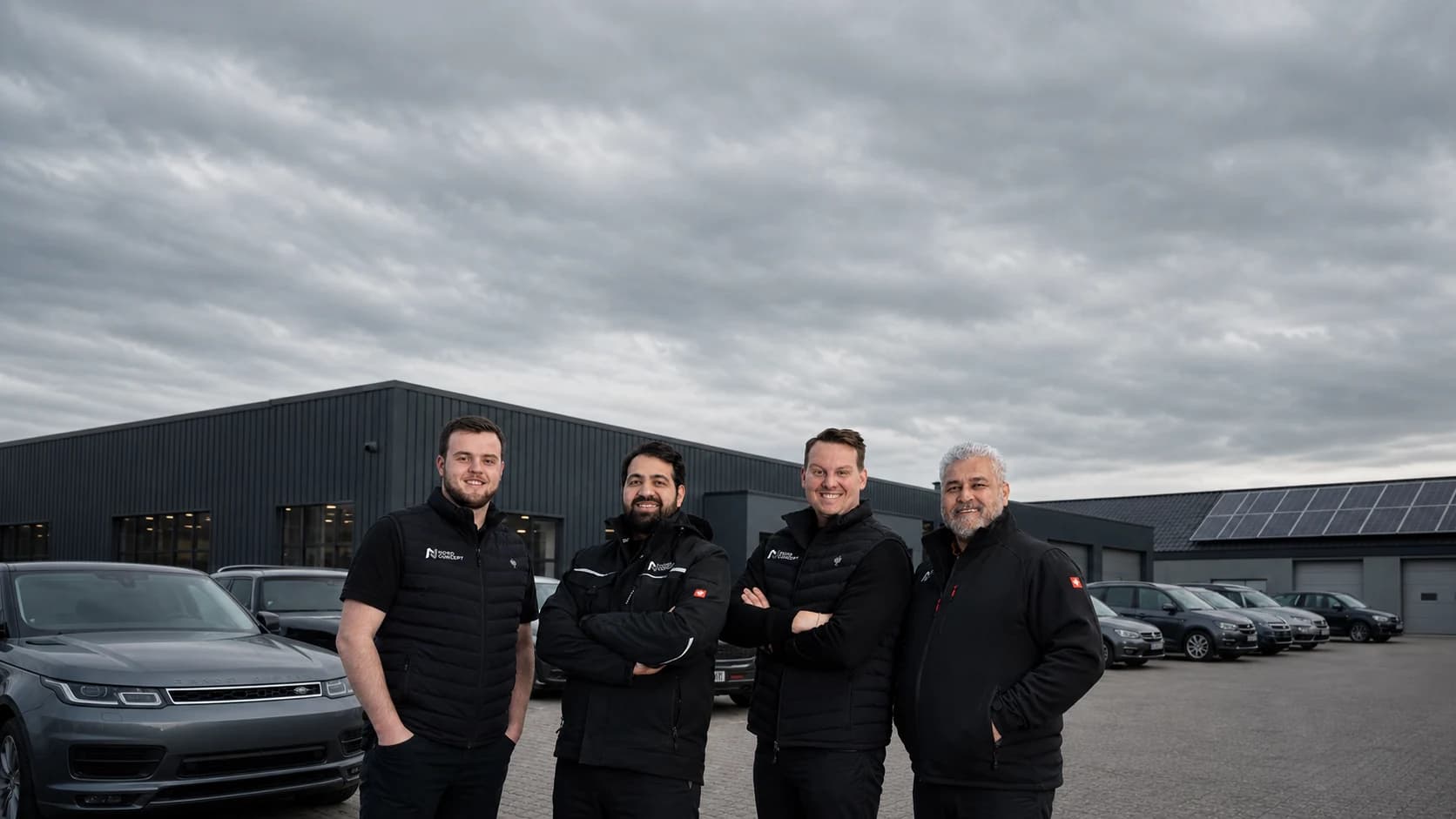 Vier Nordconcept Kollegen vor dem Firmenstandort