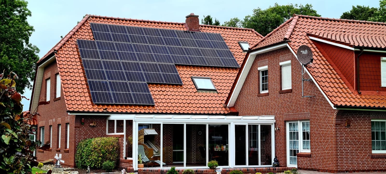 Zufriedene Eigentümer vor ihrem Haus